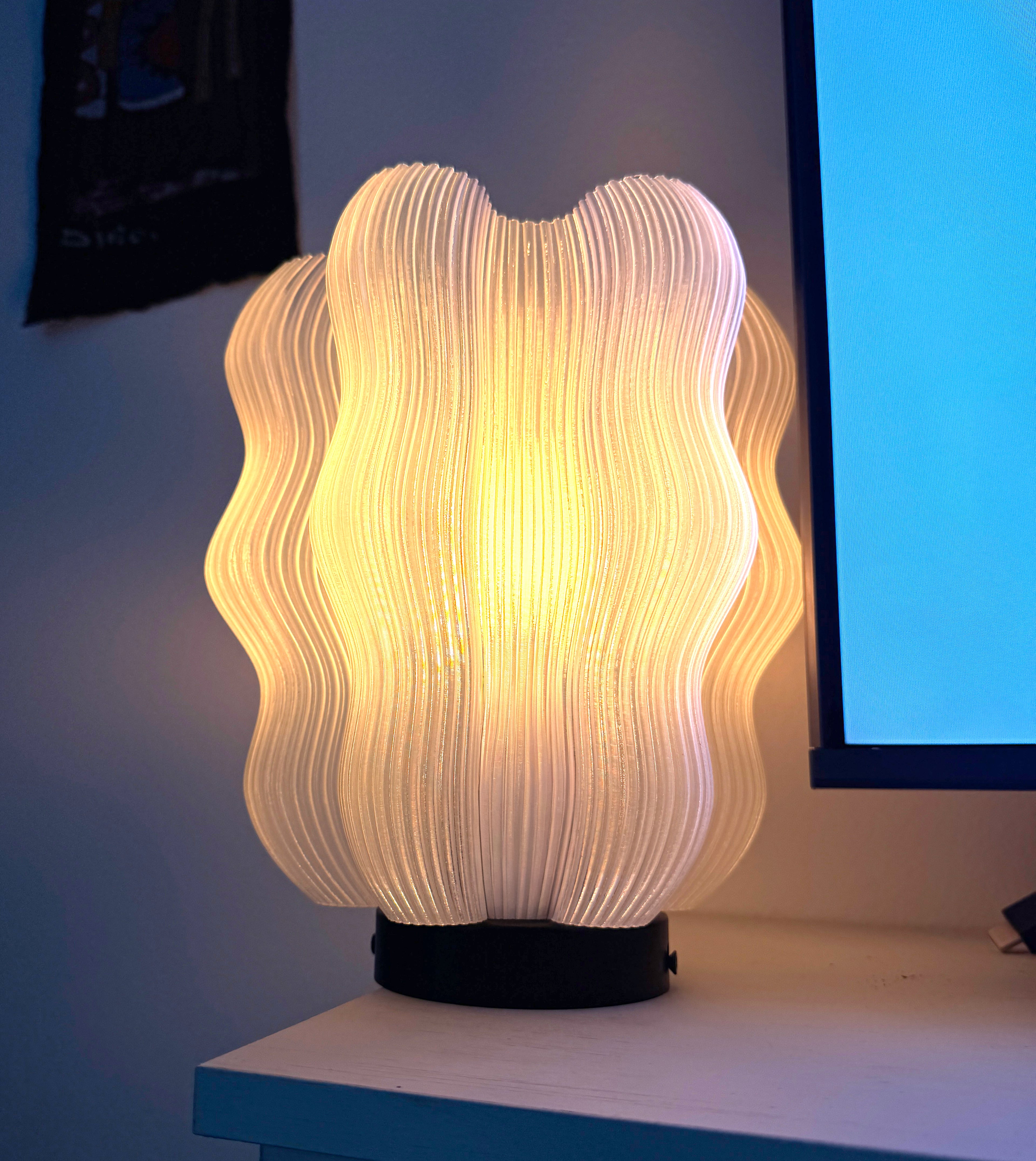 White Wavy Table Lamp