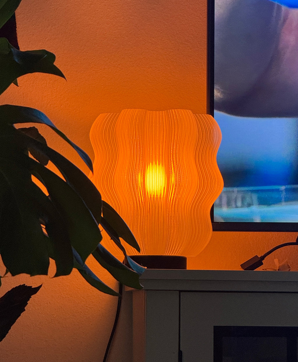 White Wavy Table Lamp