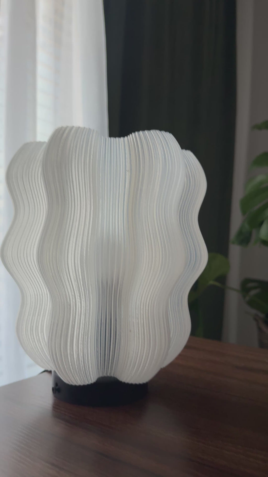 White Wavy Table Lamp